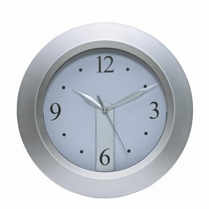 Wandklok met uitneembaar en derhalve makkelijk te bedrukken wijzerplaat, zilver