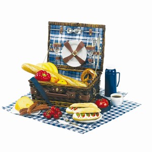 Picknickmand van riet, voor 2 personen met metalen bestek, glazen, borden van porselein, een tafelkleed en een plastic isoleerfles van 0,4 liter, blauw, wit