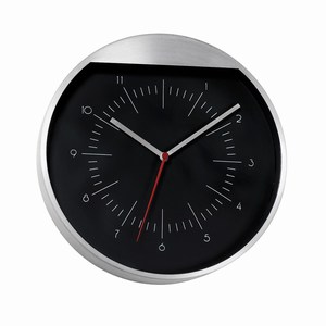 Wandklok met zwarte wijzerplaat en aluminium rand. Zwart, Zilver.